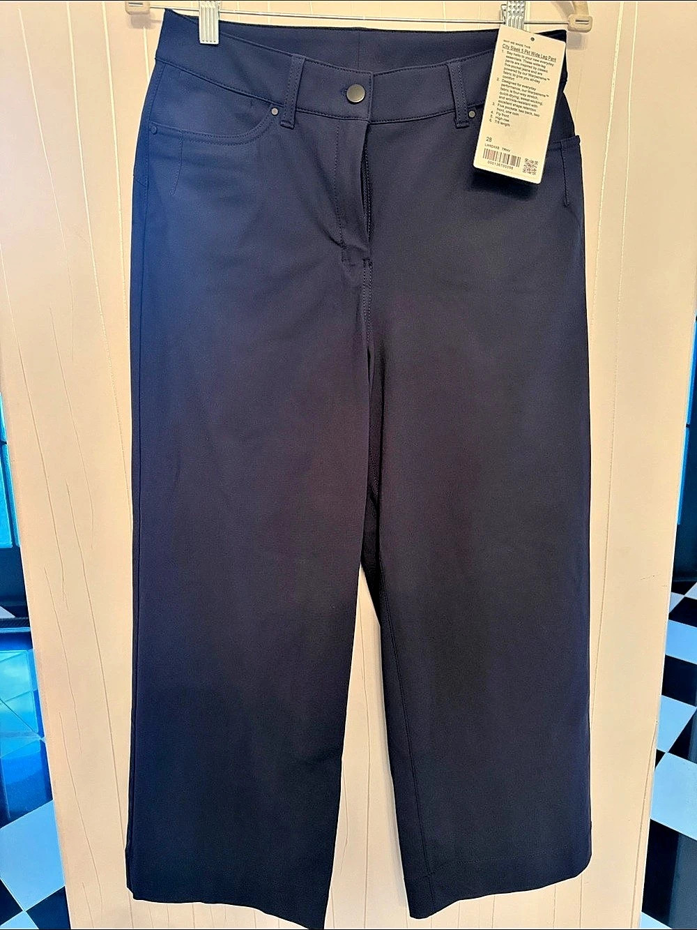 lululemon Straight Leg Pants in Black Size Small NWT